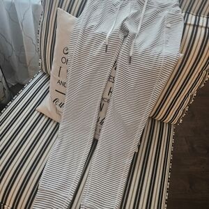 HALARA White and Grey Striped Leggings